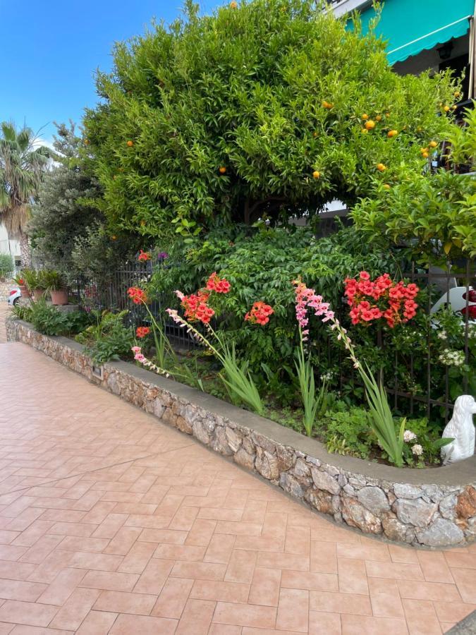 Apartment Aurora & Nicole Ideal Per Biker Con Terazza Vista Mare Parcheggio E Wi-Fi Gratuiti Пиетра Лигуре Екстериор снимка