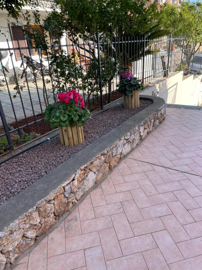 Apartment Aurora & Nicole Ideal Per Biker Con Terazza Vista Mare Parcheggio E Wi-Fi Gratuiti Пиетра Лигуре Екстериор снимка
