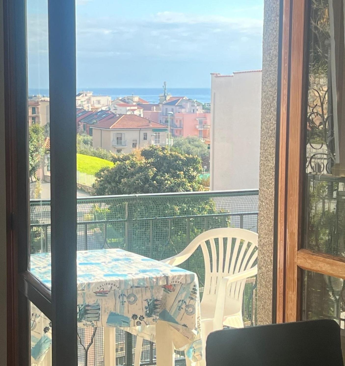 Apartment Aurora & Nicole Ideal Per Biker Con Terazza Vista Mare Parcheggio E Wi-Fi Gratuiti Пиетра Лигуре Екстериор снимка